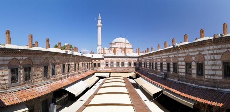 <p>3 - Hisar Cami / İzmir Kesme taşlardan inşa edilen camiinin içi, Osmanlı süsleme sanatının en güzel örneklerine ev sahipliği yapmaktadır. 1592 yılında Yakup Bey tarafından yaptırılan Hisar Cami, İzmir'in Konak ilçesine bağlı, adını verdiği Hisarönü bölgesindedir.</p>