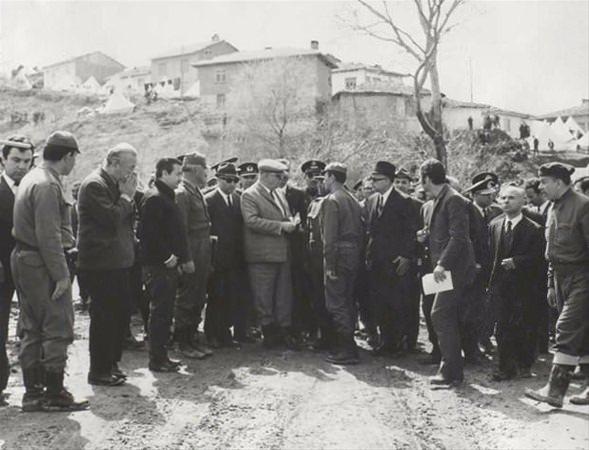 <p>Cumhurbaşkanı Cevdet Sunay'ın 1970 Gediz Depremi sonrasında bölgeye yaptığı ziyaretten bir kare…</p>

<p> </p>
