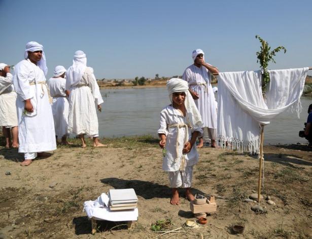 <div>"Altın vaftiz günü" dolayısıyla erken saatlerde Irak'ın farklı bölgelerinden Kelek ilçesine gelen Sabiiler, Erbil'e 40 kilometre uzaklıktaki Büyük Zap Suyu'nun kenarında toplandı. Sabiiler, burada çadır kurarak ayin hazırlıklarına başladı. </div>

<div> </div>
