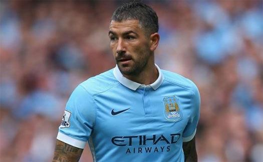 <p><strong>Fenerbahçe istedi, Beşiktaş anlaşmaya vardı!</strong></p>

<p> </p>

<p>Beşiktaş ve Fenerbahçe'nin transfer hedefinde bulunan Aleksandar Kolarov'un Beşiktaş ile anlaşmaya vardığı iddia edildi.</p>

<p> </p>

<p>Beşiktaş, ilk olarakMarcelo'nun bonservisini almış, kaptan Tolga ve İsmail ile de sözleşme uzatmıştı. Geçtiğimiz günlerde de Fenerbahçe ile yollarını ayıran Gökhan Gönül'ü kadrosuna katan Siyah-Beyazlılar transferde hareketli vakitler geçiriyor.</p>

<p> </p>

<p>Fanatik'in haberine göre bek bölgesine transfer yapmak isteyen Beşiktaş, Kolarov'un transferi konusunda harekete geçmiş  ve İngiliz kulübüyle temaslarda bulunmuştu.</p>

<p> </p>

<p>Bosna Hersek'te yayın yapan  N1SK sitesi, Beşiktaş'ın, Fenerbahçe'nin de çok istediği Aleksander Kolarov ile anlaşmaya vardığını yazdı. Haberde, yıldız futbolcunun Beşiktaş'tan yıllık alacağı miktarda açıklandı. Buna göre Kolarov, Beşiktaş yıllık 2.1 milyon Euro kazanacak.</p>

<p> </p>

<p>Tecrübeli futbolcu 2010 yılında Lazio'dan Manchester City'ye transfer olmuştu.</p>
