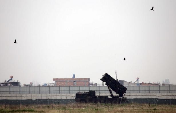 <p>Şu an 5 rampamız aktif halde. Tüm rampalar 4 füze ile yüklenmiş durumda. Balistik füze tehditlerine karşı özel olarak hazırlamış bu füzeler gelebilecek herhangi bir füzeye karşı imha amaçlı burada konuşlanıyor. </p>
