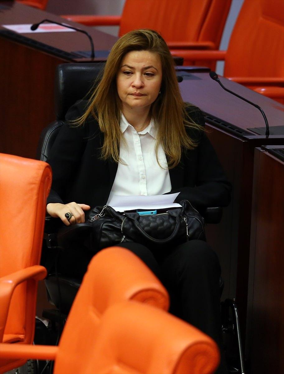 <p>Öte yandan CHP Grup Başkanvekili Levent Gök, birleşimden önce Genel Kuruldaki kadın milletvekillerine ve stenograflara karanfil verdi. Genel Kurulda kadın milletvekilleri ön sıralarda yer aldı.</p>
<p> </p>