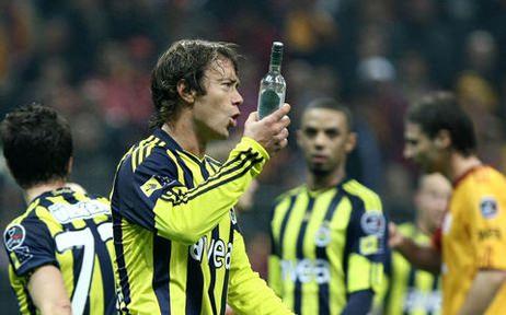 <p><strong>Derbide şişe atıldı </strong><br />
<br />
Galatasaray ile Fenerbahçe arasında 2011'de oynanan lig karşılaşmasında taraftarlar, maç boyunca sahaya çeşitli maddeler atmaktan geri kalmadı. Karşılaşmanın unutulmaz anı, Alex'in golüyle yenik duruma düşen Galatasaray'da taraftarların sahaya attığı şişe oldu. Kaleci Volkan Demirel'in yakınından geçen içki şişesini eline alan Diego Lugano'nun hakeme gösterdiği tepki, akıllarda yer etti.</p>