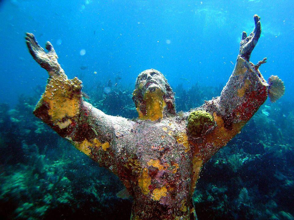 <p>Atlantik denizinde mercanların kapladığı isa heykeli, Key Largo Adası - ABD</p>