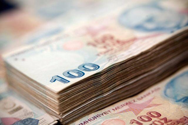 <p>Enerji sınıfı "A" ve "A+++" olan aygıt ve makineleri tercih edin. Yapılan araştırmalar, en yüksek verimli cihazlar ile en düşük verimli cihazlar arasında yüzde 60 civarında enerji tüketimi farkı olduğunu ortaya koyuyor. Örneğin, enerji verimlilik sınıfı A olan bir buzdolabı, D sınıfı buzdolabına göre yüzde 45, G sınıfı buzdolabına göre yüzde 56 tasarruf sağlıyor.</p>

<p> </p>

<ul>
</ul>

<ul>
</ul>
