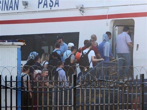 <p>Erdek, Avşa, ve Marmara gibi tatil beldelerinde bayram tatilini geçirecek olan tatilciler İDO ile Bandırma'ya akın etti. </p>

<p> </p>
