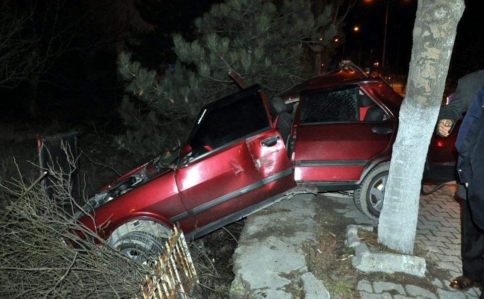 <p>İsmail Saraç'ın (51) kullandığı otomobil, Fatih Sultan Mehmet Bulvarı'nda park halindeki kamyona çarptı. Çarpmanın etkisiyle metrelerce savrulan otomobil, yol üzerindeki bir evin duvarına çarpıp ortadan ikiye bölündü.</p>

