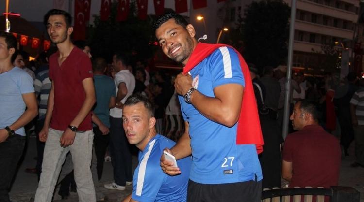 <p>Dos Santos, yanına gelen vatandaşlarla selfie yaptı ve Brezilya'da bulunan ailesine telefonla canlı yayın yaptı.</p>
