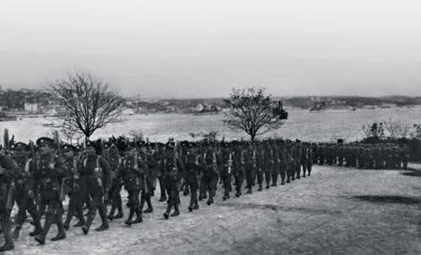 <p>16 Mart 1920 sabahı. İngilizler, İstanbul’u işgal etmek üzere Sarayburnu’na asker çıkarıyor.</p>

<p> </p>
