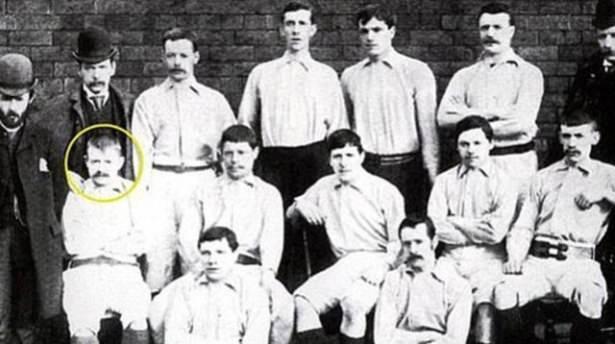 <p>Futbol tarihinin ilk resmi golünü kimin attığı üzerindeki sır perdesi sonunda ortadan kalktı! İngiltere'de yapılan bir araştırma, tarihin ilk lig golünün, 8 eylül 1888'de Bolton'lı "James Kenyon Davenport" tarafından atıldığını ortaya koydu.</p>