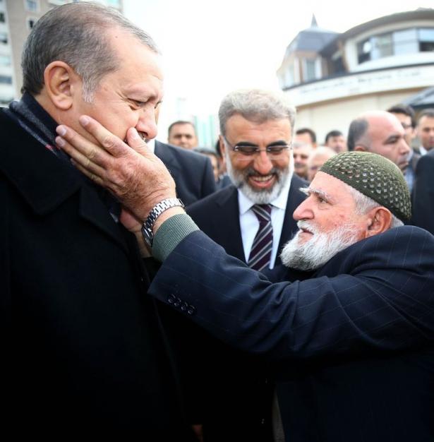 <p>Cumhurbaşkanı Erdoğan, namaz sonrasında Şehit Albay Faruk Sungur'un babası ile sohbet etti.</p>
