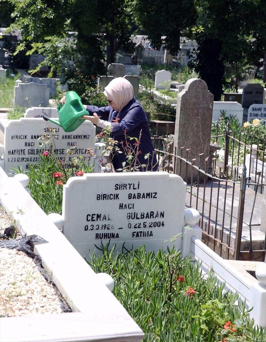 <p> Erdoğan’ın korumaları mezarlıkta bekleyen çocuklara bayram harçlığı verirken mezarlık çıkışında bekleyen başörtülü kadın bir polise selam verdi.</p>
