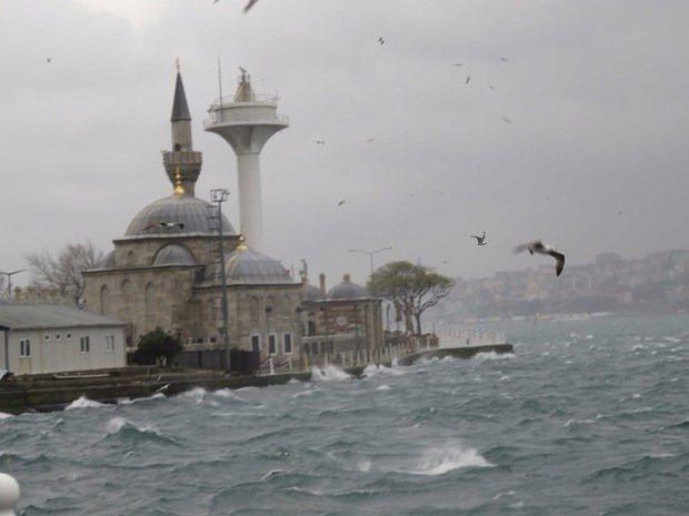 <p>İstanbul'da gece başlayan fırtına ve yağmur, sabah saatlerinde de etkili olmaya devam ediyor.</p>
<p> </p>