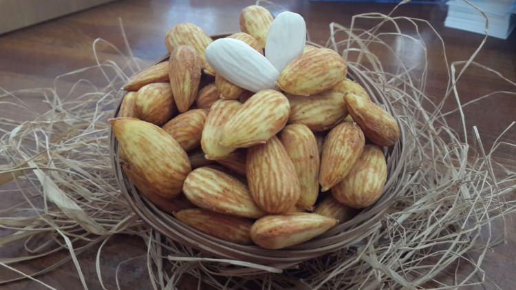 <p>- Kemik sağlığının korunmasında rol oynayan fosfor içeren badem, kemik ağrılarının önlenmesinde yardımcı olur.</p>

<p>- E vitamini açısından zengin olan badem, saç dökülmelerinde koruyucu rol oynar.</p>
