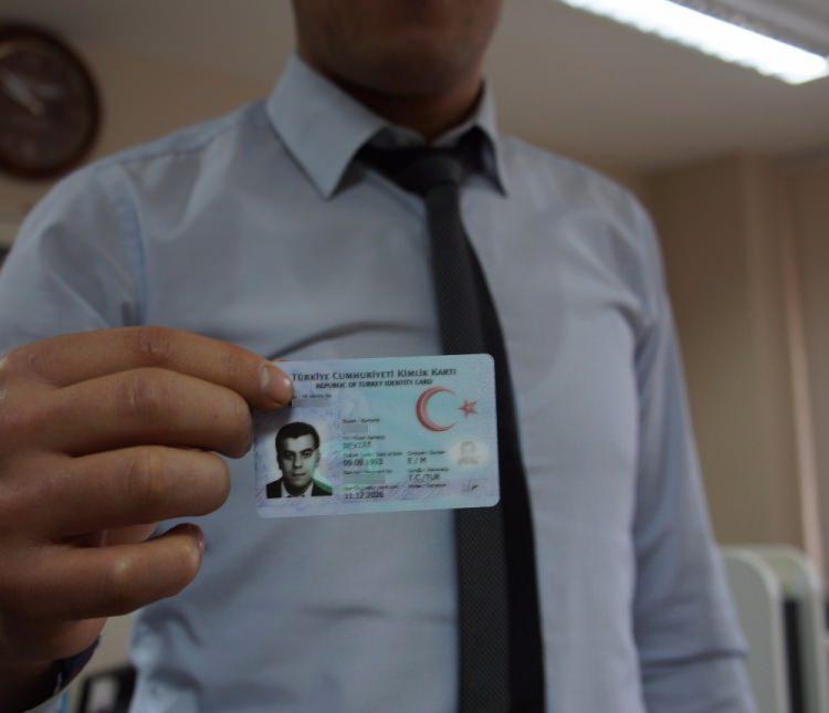 <p>YGS'ye girecek öğrenciler başta olmak üzere, tüm vatandaşlarımız, gerek mevcut nüfus cüzdanlarıyla gerekse yeni kimliklerini alıncaya kadar kendilerine verilen geçici kimlik belgeleriyle; sınava giriş, pasaport başvurusu gibi tüm resmi iş ve işlemlerini gerçekleştirebileceklerdir.</p>
