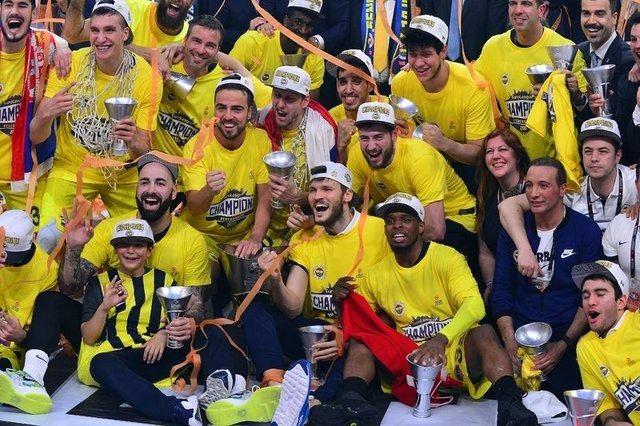 <p>THY Euroleague Final Four finalinde Yunanistan temsilcisi Olympiakos'u 80-64 yenerek şampiyon olan ve adını tarihe altın harflerle yazdıran Fenerbahçe Erkek Basketbol Takımı, Sarı-Lacivertli taraftarların yüz akı oldu.</p>
