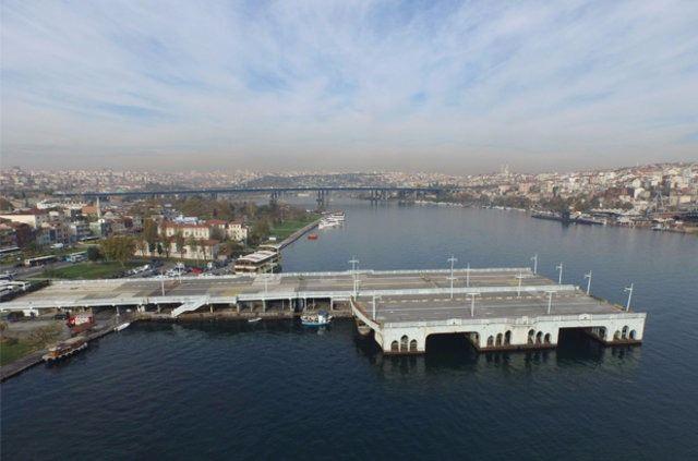 <p>Böylece bir çok İstanbullunun anılarında yer alan tarihi Galata Köprüsü, İstanbul'a da veda etmiş oldu. Tarihi köprünün tamir için tersaneye götürüldüğü belirtildi. Tamirattan sonra köprünün nasıl değerlendirileceği ise henüz belli değil.</p>

<p> </p>
