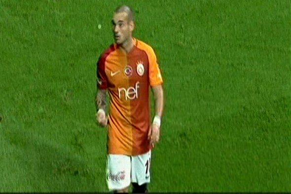 <p>Parayı yerden alan Sneijder yazı tura atarak şansını denedi. Hollandalı yıldız yazı tura attığı parayı daha sonra saha dışına gönderdi.</p>
