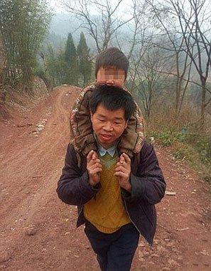 <p>Bu çinli baba her gün engelli oğlunu 18 mil(yaklaşık 30 kilometre) boyunca okuluna taşıyor.</p>

<p> </p>
