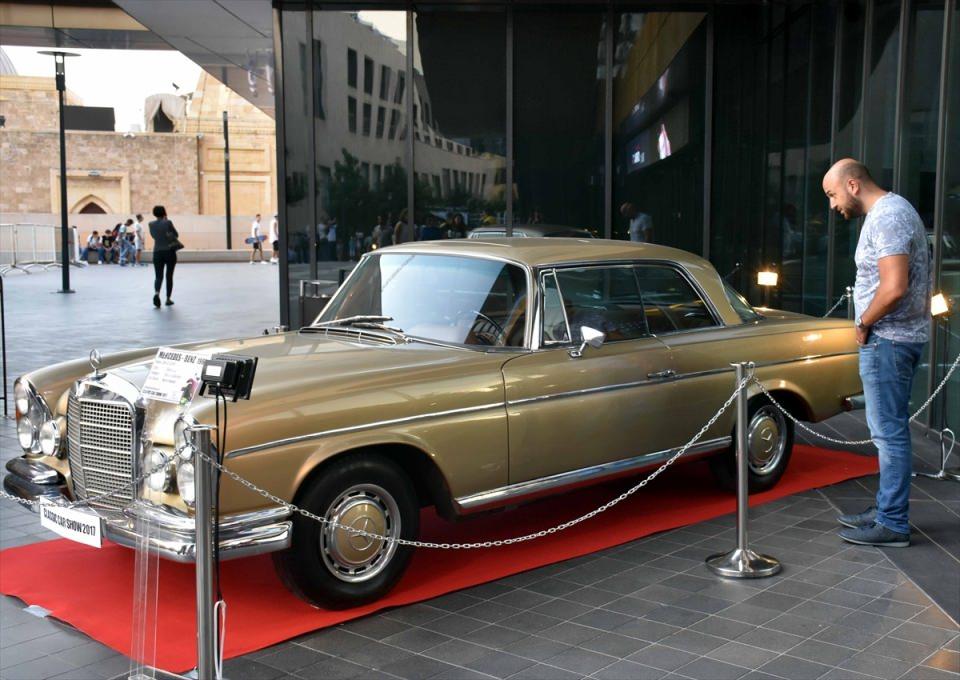 <p> Lübnan'ın başkenti Beyrut'ta düzenlenen "Klasik Otomobil Fuarı" kapılarını ziyaretçilere açtı.</p>
