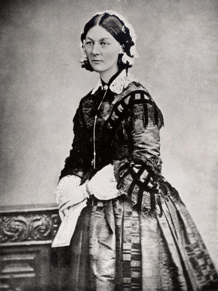 <p><strong>Florence Nightingale (1820-1910)</strong></p>
<p>Modern hemşireliğin kurucusudur. Ayrıca İtalyanca, Fransızca ve İngilizce öğrenmiştir. Savaşın zor koşullarında, gece gündüz demeden yaralılara baktığı için askerler ona 'Lambalı Kadın' adını vermiştir. Savaştan sonra da bekar kalıp Londra'da hemşirelik okulu açmıştır.</p>