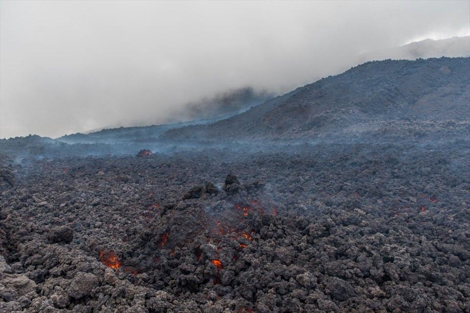 <p>İtalya'nın güneyindeki Sicilya Adası'nda bulunan aktif yanardağ Etna yakın zamanda yeniden faaliyete geçmesinin ardından yeniden lav püskürtmeye devam ediyor . </p>
