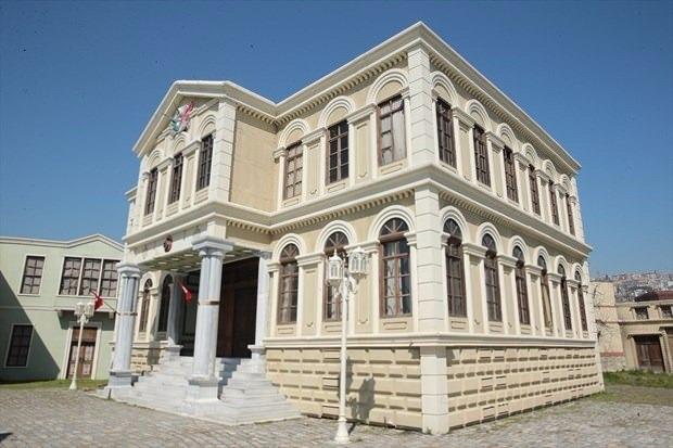 <p>"Yeni başlayan 'Payitaht Abdülhamid' dizisi için o döneme ait platoda 60-70 yeni mekan yaptık. Yıldız Sarayı, Küçük ve Büyük Mabeyn köşkleri, merdiven sahanlığı, Sultan Abdülhamid'in marangozhanesi, harem bahçesi, harem göbeği ve odaları yaptık. Bunların hepsi yeniden, aslına sadık kalınarak aksesuarına, halısına kadar bire bir yapıldı."</p>
<p> </p>