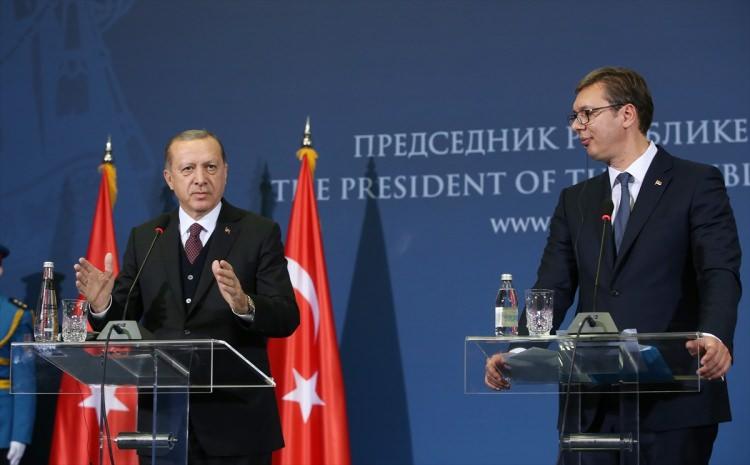<p><strong>"TÜRKİYE-SIRBİSTAN YAKINLAŞMASINI KISKANANLAR OLABİLİR" </strong><br />
<br />
Cumhurbaşkanı Erdoğan da mevkidaşı Sırbistan Cumhurbaşkanı ile ortak basın toplantısında bu konuya dikkat çekti:</p>
