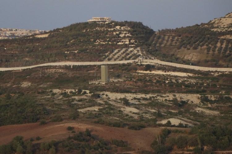 <p>İdare olarak güvenlik duvarının 711 kilometrelik bölümünü inşa ediyoruz. Gerek arazi koşulları, gerek mayınlı arazilere rağmen güvenlik duvarının tamamını bitirme aşamasına geldik. Güvenlik duvarının tamamlanması ile sınırımız daha güvenli hale gelecek" dedi.</p>