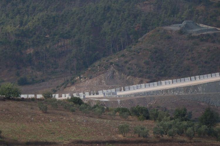 <p>Çok kısa bir süre sonra sinir duvarımızı bitirip sınırımızı daha güvenli hale getireceğiz" diye konuştu.</p>