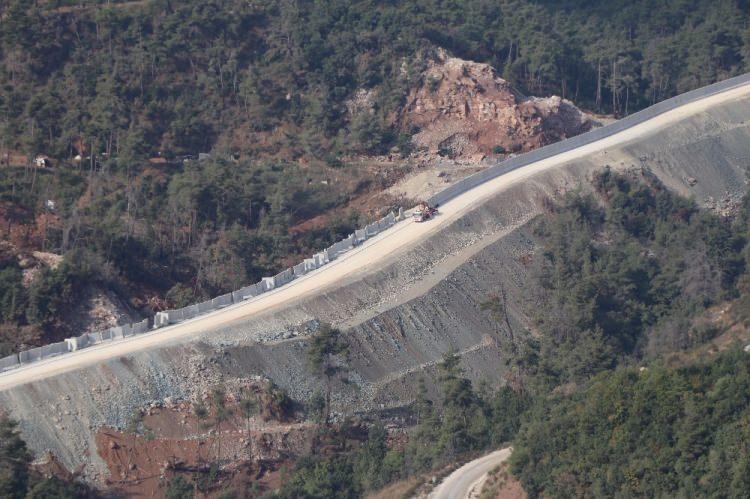<p>Güvenlik duvarının Çin Seddi ve ABD-Meksika sınırının ardından dünyada üçüncü olacağını belirten Turan, “Sınır hattı boyunca 2 metre genişliğinde ve 3 metre yüksekliğindeki 7 tonluk seyyar bloklarda duvarların üzerlerine jiletli tel de çekiliyor” diye konuştu.</p>