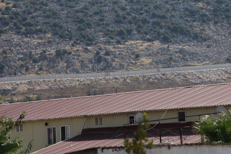 <p>Duvarın arkasına devriye atmak için güvenlik yolu ve gözetleme kulesi inşa ettiklerini de dile getiren Turan, “Güvenlik duvarı prefabrik olarak üretildi.</p>
