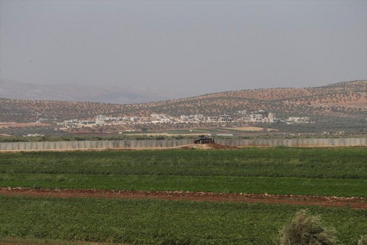 <p>Duvar ve yolun tamamı yerli, Türk firmaları tarafından inşa ediliyor.</p>
