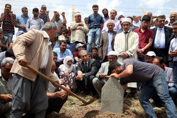 <p>Metrelerce derinlikte çukur açan korkunç patlamanın 16 kurbanı önceki gün gözyaşları arasında toprağa verildi. Saldırıyla ilgili soruşturma sürerken, o geceyi tanıkları anlattı.</p>
