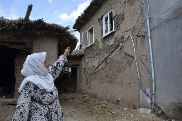 <p>‘SİVİL ŞEHİT’ SAYILACAKLAR</p>
<p>Sur Kaymakamlığı, Dürümlü mezrasındaki patlamada 20 evde hasar oluştuğunu tespit etti. Kaymakamlık, 20 aileye zararların karşılanması için toplam 95 bin lira aktardı.</p>