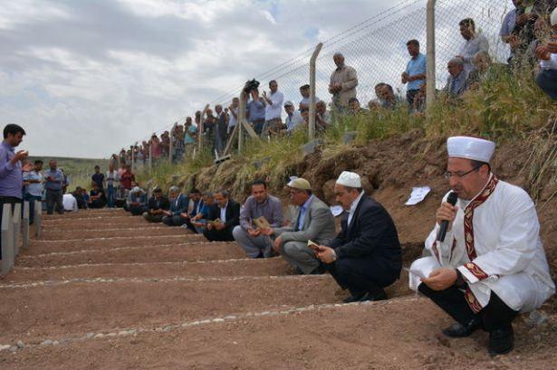 <p>Öte yandan katliam kurbanı 16 kişi, yakınlarının Diyarbakır Valiliği’ne başvurması durumunda “sivil şehit” sayılacak.</p>