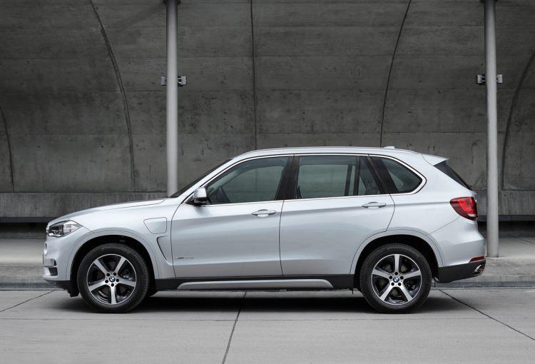 <p>BMW X5 xDrive25d</p>
<p>2017 çıkışlı başlangıç fiyatı: 503.400 TL<br />
2016 çıkışlı başlangıç fiyatı: 468.500 TL</p>
<p><span style="color:#D3D3D3"><strong>*Bu modelin üst donanım paketlerinde indirim 60 bin lirayı buluyor.</strong></span></p>