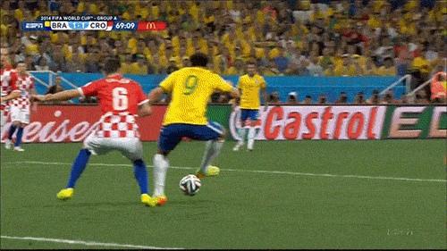 <p>Brezilya'nın Neymar'ın (2) ve Oscar'ın attığı gollerle 3-1 galip geldiği maça Fred'in kendini yere atmasına çalınan penaltı damga vurdu.</p>
<p> </p>
