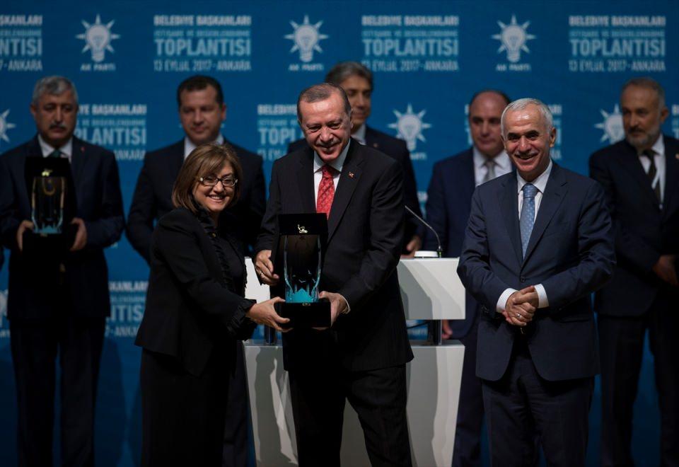 <p>Gaziantep Büyükşehir Belediye Başkanı Fatma Şahin ödül aldı.</p>