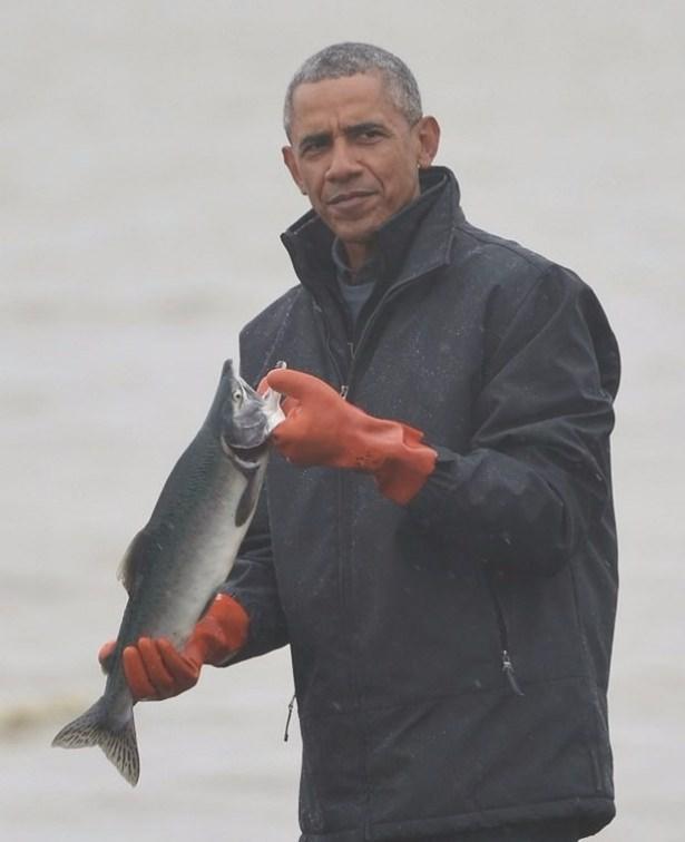 <p><strong>Obama'nın Alaska ziyareti renkli geçti</strong><br />
ABD Başkanı Barack Obama Alaska ziyaretinin son gününde bir balıkçı köyünü ziyaret etti. Büyük bir somon balığını eline alan Obama, Alaskalı çocuklarla birlikte dans etti.</p>
