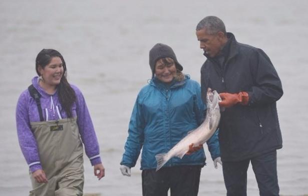 <p>Balıkçı köyünü ziyaret eden Obama büyük bir somon balığını eline aldı.</p>

<p> </p>
