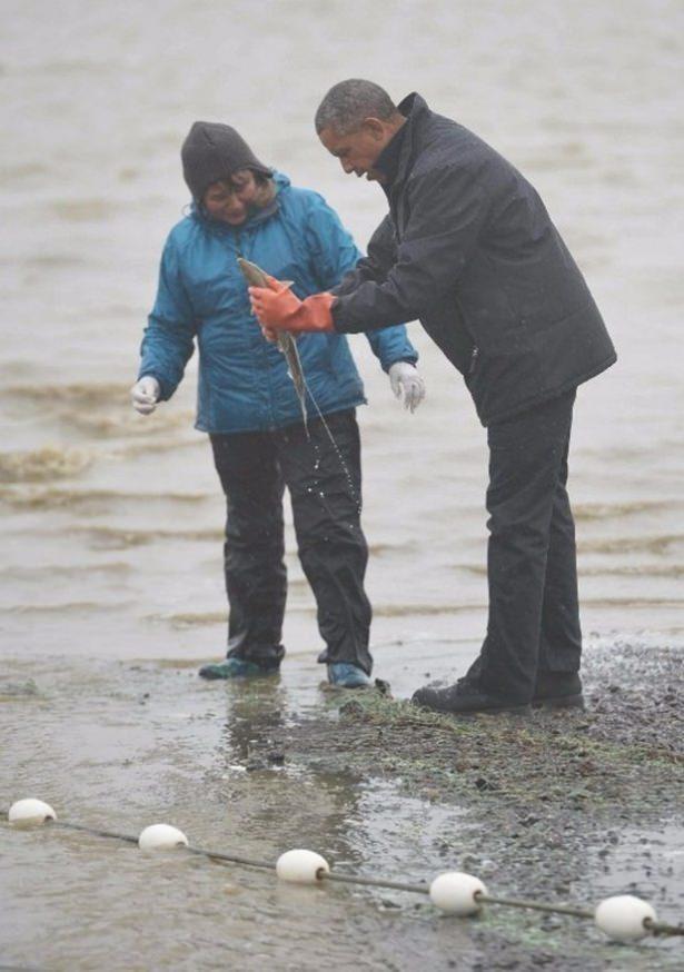 <p>Obama ziyaret ettiği okulda Alaskalı çocuklarla birlikte dans etti. Fotoğraf çektirmek için yere oturan Obama çocukların yardımıyla ayağa kalkabildi.</p>

<p> </p>
