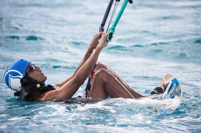 <p>Branson twitter hesabından “Su sporları yarışmamızı kazandığı için Obama’ya şapka çıkarıyorum. Bir dahaki sefere kazanmaya karalıyım” yazarak, Obama’nın uçurtma sörfü yapan fotoğrafını paylaştı. </p>