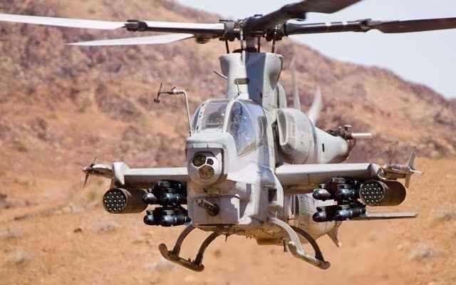 <p><strong>4. AH-1W Super Cobra (ABD)</strong><br />
<br />
Yüksek performans ve ateş gücünü küçük bir gövdeye sığdırmış nadir savaş helikopterlerindendir. ABD bu helikopterleri artık kullanmasa da, başta Türkiye olmak üzere bir çok ülkede kullanılmaktadır.</p>