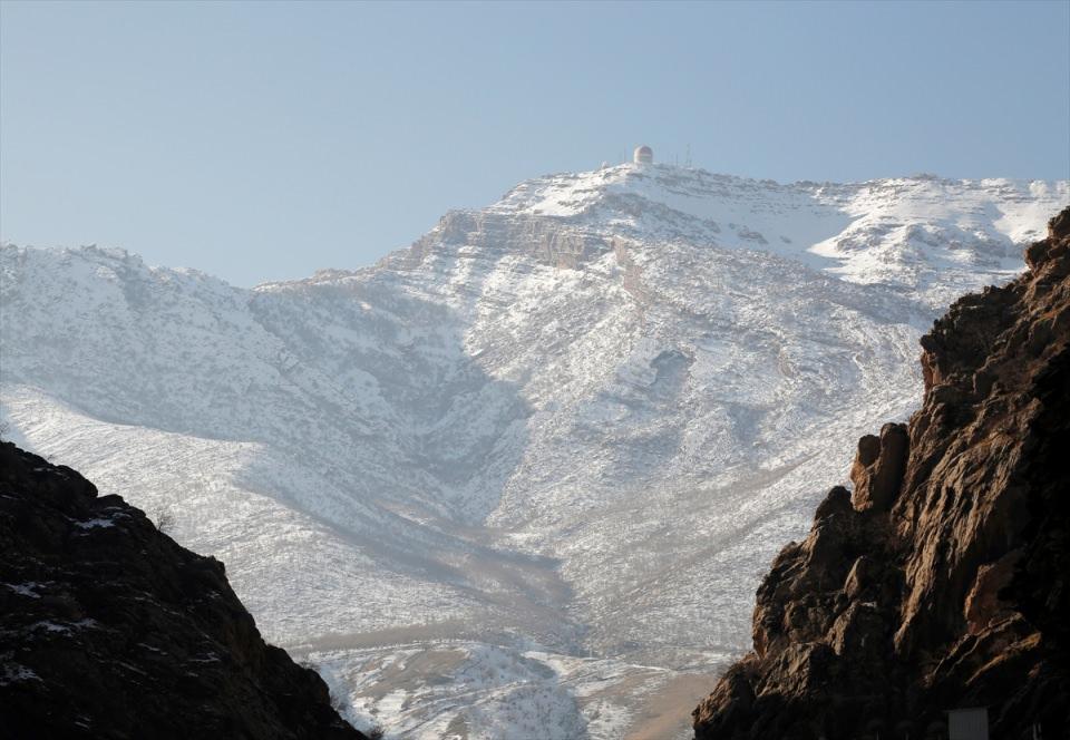 <p>Kış aylarında kar yağışının başlamasıyla beraber Iraklılar, Korek Dağına akın ediyor. Ziyaret&ccedil;iler, kar topu oynayarak karın tadını &ccedil;ıkardı.&nbsp;</p>
