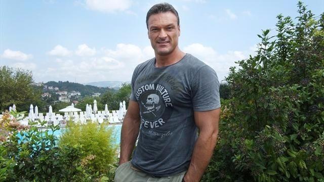 <p>Bülend Karpat<br />
<br />
Alpay boy ortalaması yüksek bir futbolcumuz.</p>
