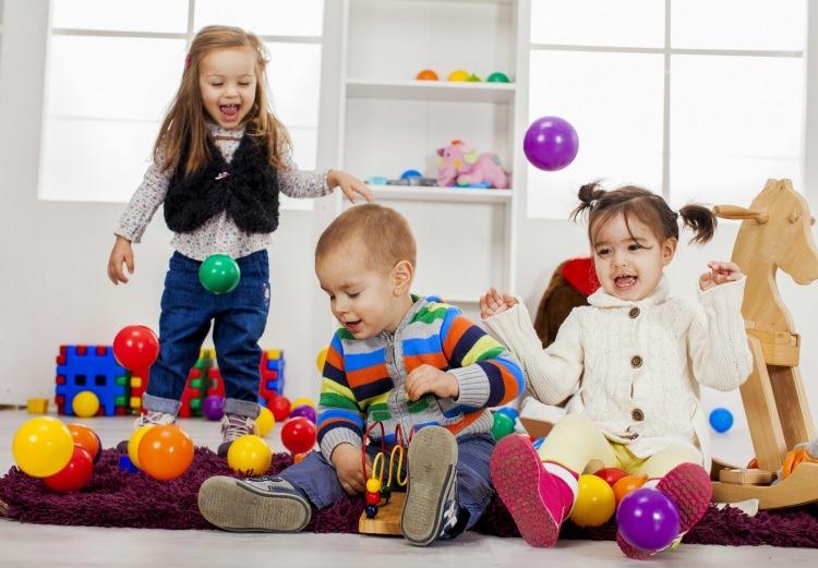 <p>Çocukların ilgi ve yeteneklerini keşfetmelerini sağlayan oyuncaklar bir eğitim işlevi olarak görülebilir.</p>
