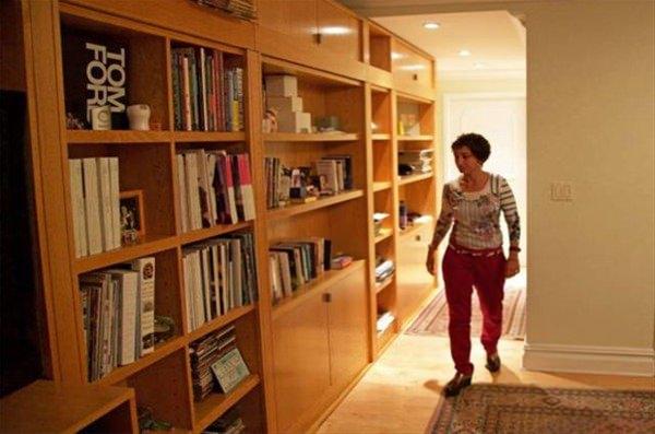 <p>Yaratıcı m&uuml;hendisler, gizli odayı ş&ouml;mine veya merdiven altına yapma &ouml;nerisinde bulunsa da, kadın gizli b&ouml;lmenin kitaplığın arkasında olmasını istemiş.<br />
&nbsp;</p>
