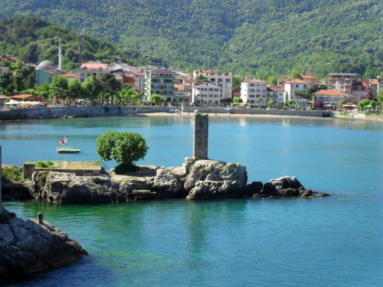 <p><strong>3. Amasra</strong></p>
<p>Bartın'a bağlı yeşil ilçe balık lokantaları ile meşhurdur.</p>