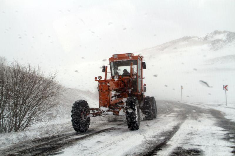 <div>Erzurum'da da kar yağışı nedeniyle kırsal kesimdeki 19 mahallenin yolu ulaşıma kapandı.Belediye ekipleri şehir içindeki yolların açık tutulması ve kapalı yolların açılması için karla mücadele çalışmalarını aralıksız sürdürüyor. </div>
<div> </div>